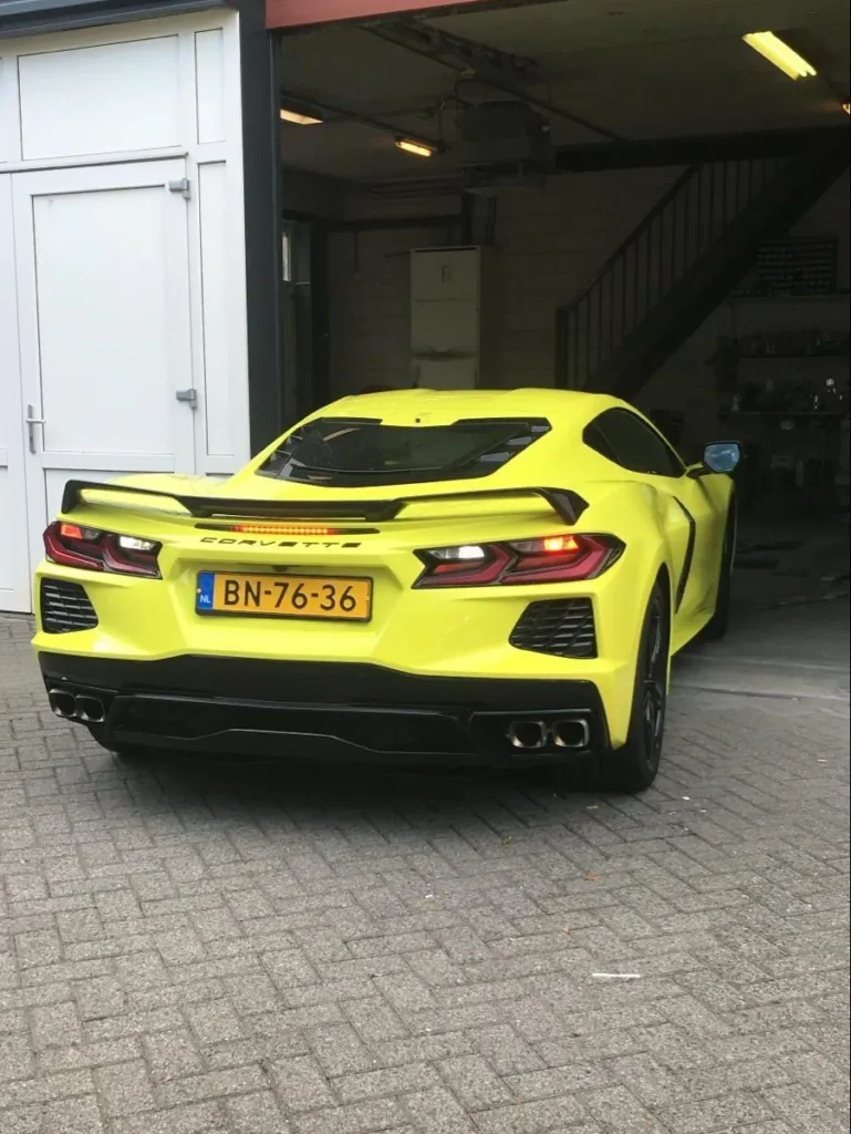 Gele sportwagen na herstel van de achterbumper