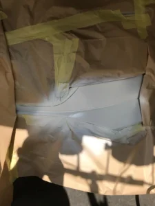 Afgeplakte witte auto in de spuitcabine