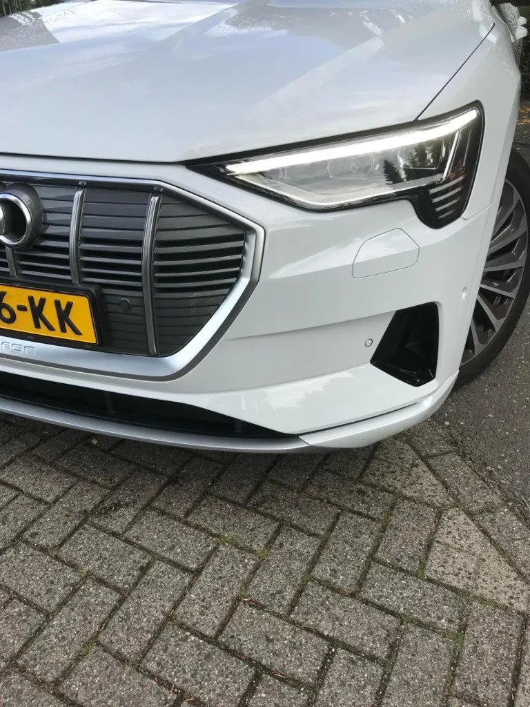 Witte auto na herstel van de voorbumper