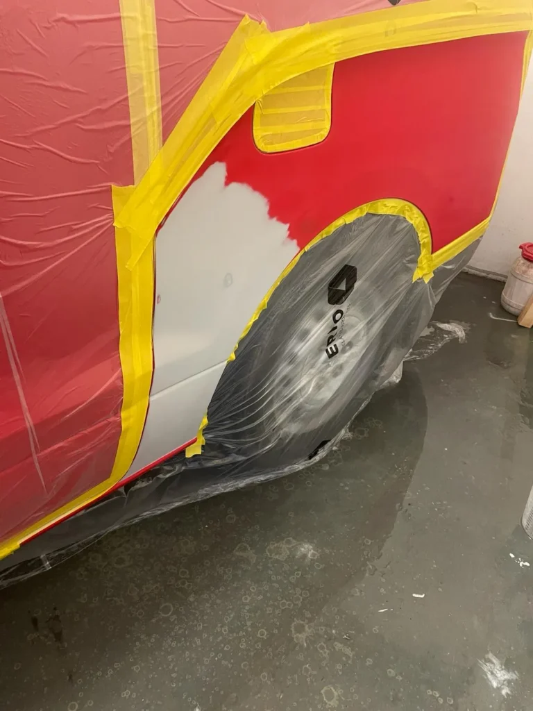 Achterscherm van een rode bestelbus geschuurd