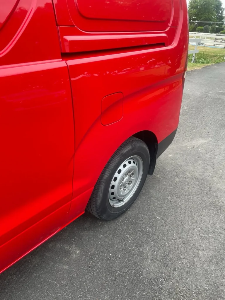 Rode bestelbus na herstel van het achterscherm