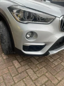 Zilveren auto na het spuiten van de voorbumper