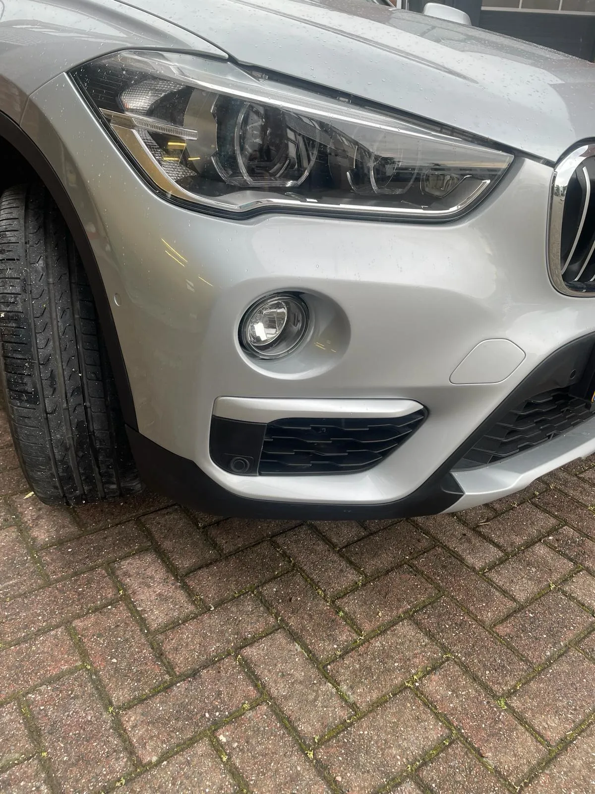 Zilveren auto na het spuiten van de voorbumper